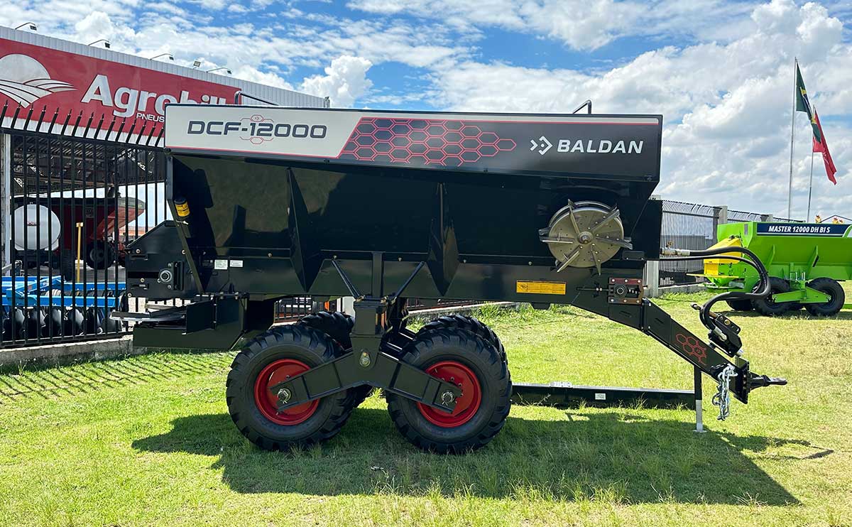 Distribuidor De Calcario E Fertilizante Dcf 12000 Kg Taxa Variavel Rodado Tandem Com Gps - Baldan
