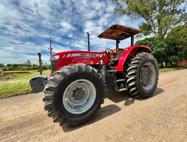 Trator Massey Ferguson 4292 Xtra 4x4 Ano 2022 Com 401 horas com Redutor de Velocidade Creeper - Seminovo