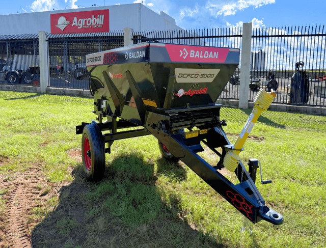 DISTRIBUIDOR DE CALCARIO E FERTILIZANTE DCFCO 3000  CAIXA DIRECIONADORA E CORREIA PNEUS 7.50X16